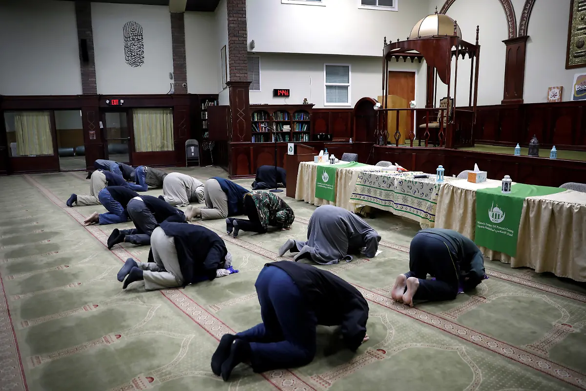 2020-05-08T000000Z-193903727-RC2JKG9VG9J0-RTRMADP-3-HEALTH-CORONAVIRUS-RELIGION