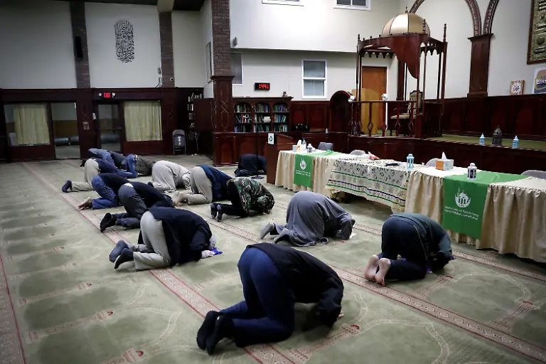 2020-05-08T000000Z-193903727-RC2JKG9VG9J0-RTRMADP-3-HEALTH-CORONAVIRUS-RELIGION