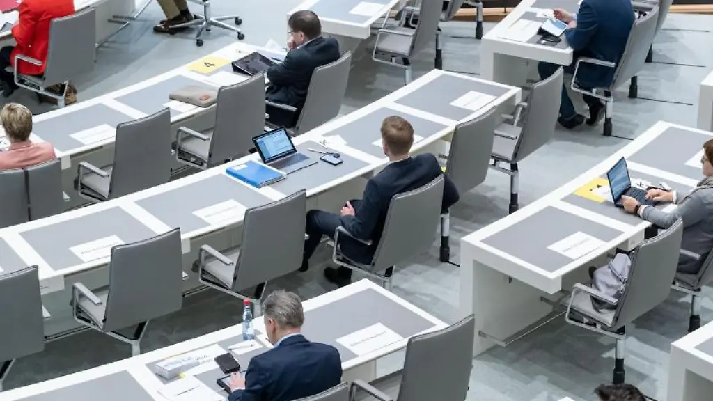 Mit-Sichereitsabstand-sitzen-die-Abgeordneten-im-Plenarsaal-im-Landtag-von-Niedersachsen