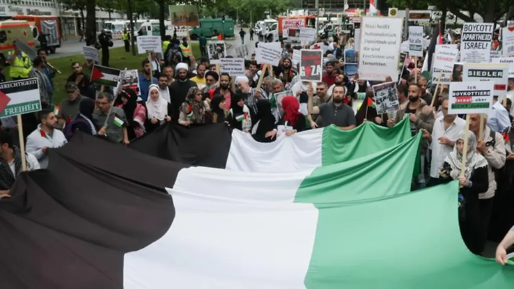 Menschen-demonstrieren-anlaesslich-des-sogenannten-Al-Kuds-Tags-in-Berlin