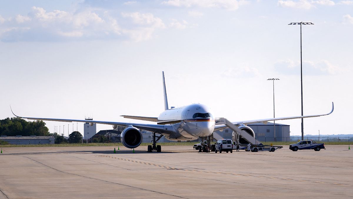 Heimreise verschoben: Schaden am Regierungsflieger: Klingbeil sitzt in den ...