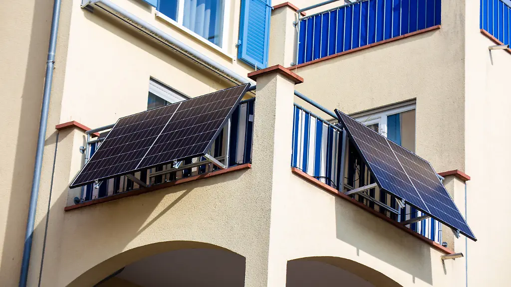 Solarpanels-Balkonkraftwerk-Gebauede-Imago