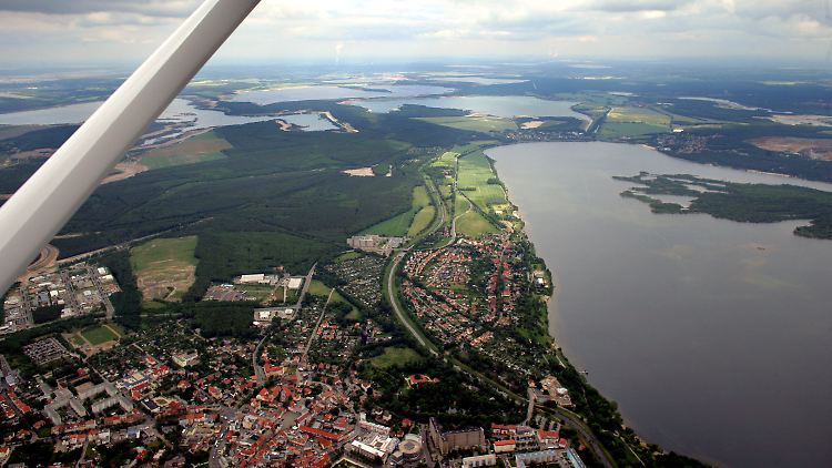 Blick aus einem Flugzeug auf das Lausitzer Seenland nahe dem südbrandenburgischen Senftenberg.