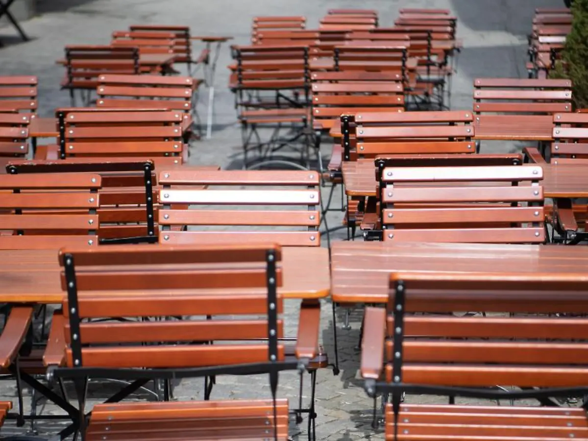 Stuehle-und-Tische-eines-geschlossenen-Restaurants