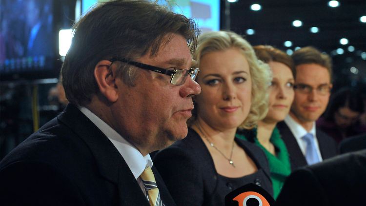 Die drei traditionell größten Parteien schauen auf den neuen Mann: Timo Soini neben Jutta Urpilainen, Mari Kiviniemi und Jyrki Katainen (von links).