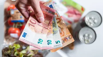 Lebensmittel und Geldscheine