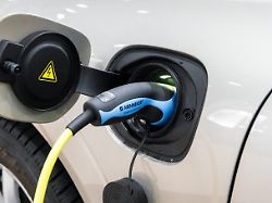 Umweltschädlicher als gedacht: Viele Autofahrer nutzen E-Antrieb ihrer Hybrid-Autos nur selten