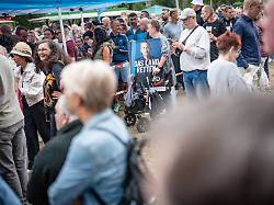 Viele Fälle in Sachsen-Anhalt: Rechte Streamer gehen bei AfD-Veranstaltungen regelmäßig auf Medienschaffende los