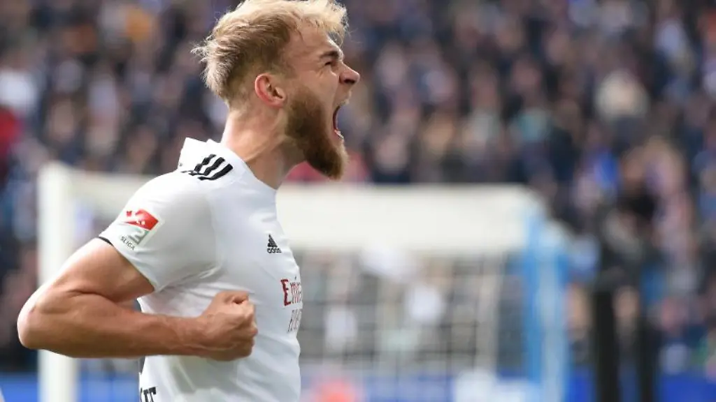 Hamburgs-Timo-Letschert-jubelt-nach-seinem-Tor