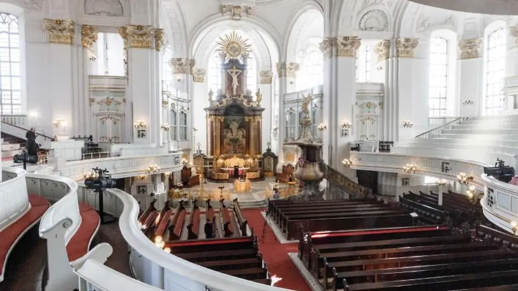 Die-evangelische-Hauptkirche-Sankt-Michaelis-umgangssprachlich-Michel-in-Hamburg