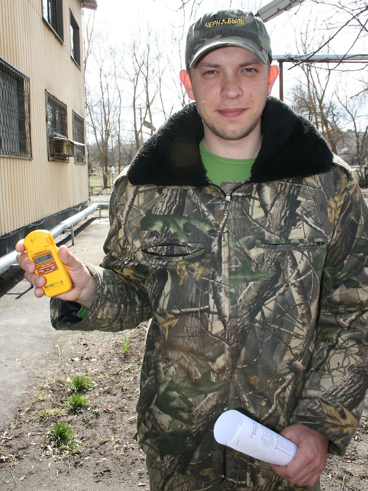 Touristenführer Nikolai Fomin mit seinem persönlichen Strahlenmessgerät vor der Informationszentrale in Tschernobyl.