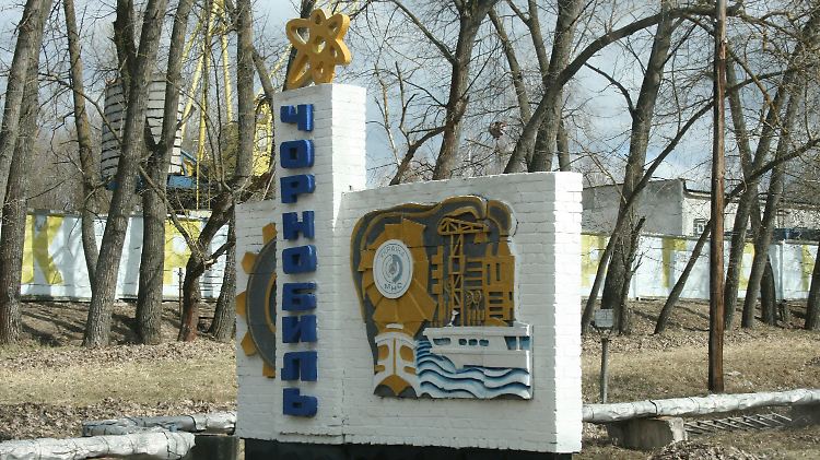 Ortseingangsschild von Tschernobyl: Wer an einer Tschernobyl-Tour teilnehmen will, muss strenge Auflagen einhalten.
