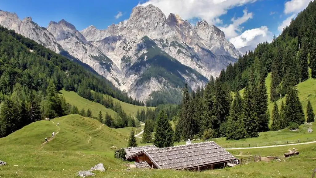 Bergpanorama-bei-der-Bindalm-im-Nationalpark-Berchtesgaden