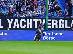 Ärger nach Hass-Welle: Ex-Hamburger provoziert Fans, Kumpel stellt ihn auf dem Feld in den Senkel