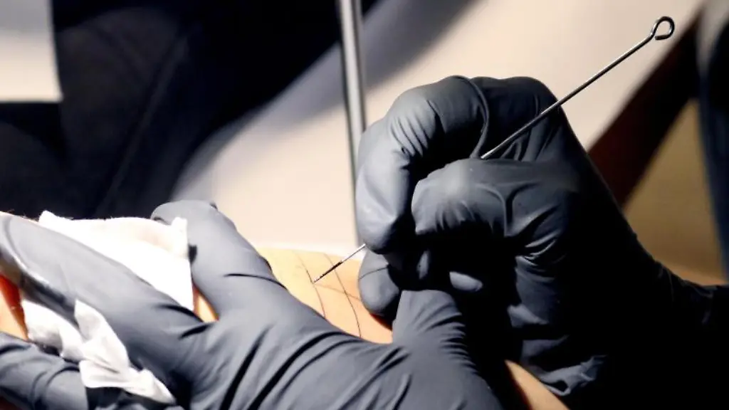 In-einem-Tattoo-Studio-wird-ein-Arm-taetowiert