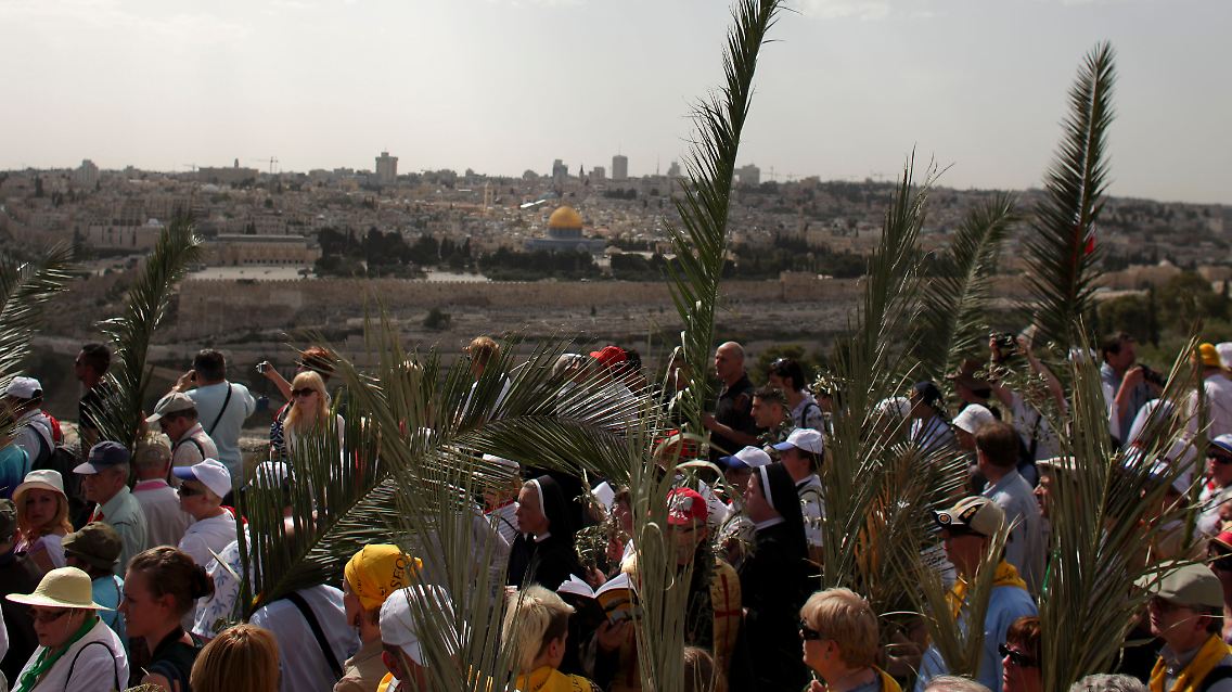 Palmsonntagsprozession auf den Olivenberg, mit Blick auf Jerusalems Altstadt.