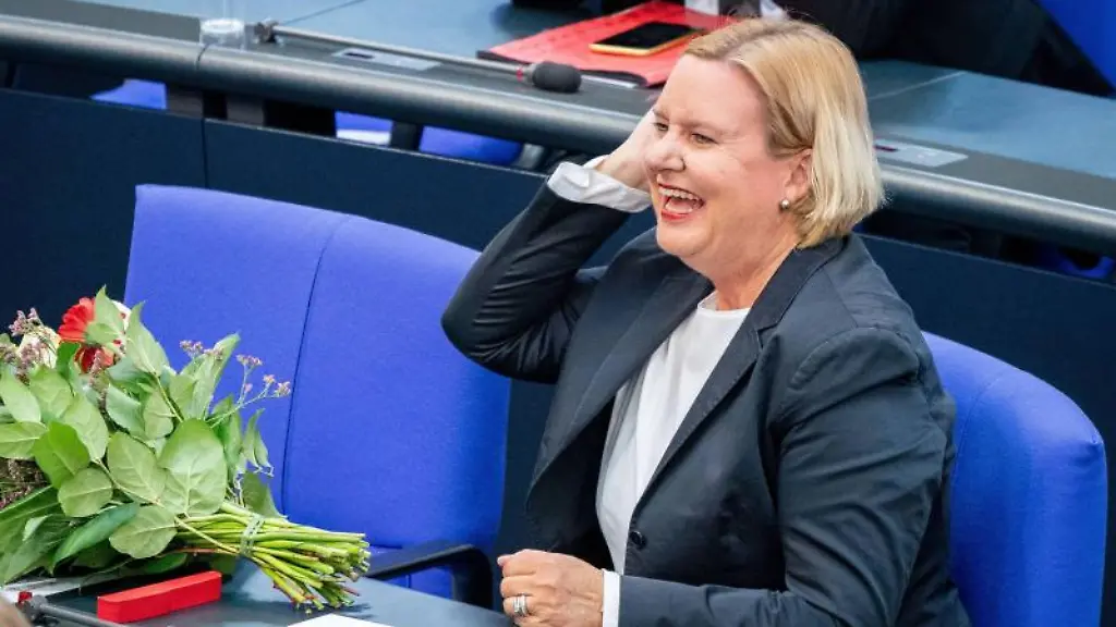 Eva-Hoegl-SPD-reagiert-nach-ihrer-Wahl-zur-Wehrbeauftragten-des-Bundestags-in-der-Plenarsitzung-im-Deutschen-Bundestag