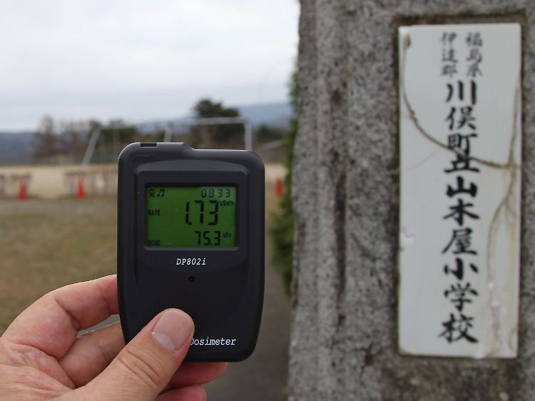 Ein Dosimeter misst die Strahlung an einer Grundschule in Kawamata in der Präfektur Fukushima.
