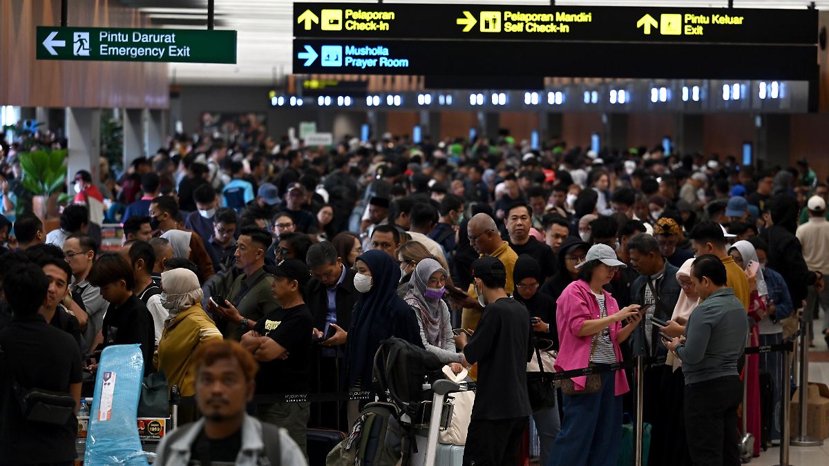 Consequence of volcanic eruption: Ashfall leaves 270,000 passengers ...