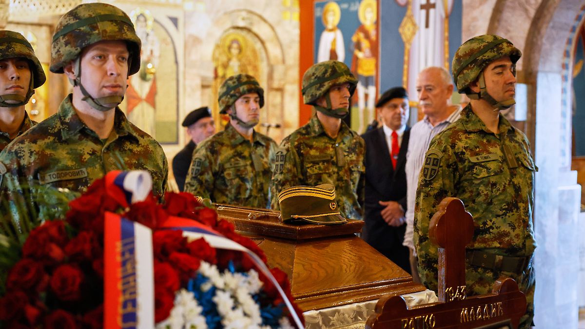 Queue outside church: Thousands bid farewell to Mladic in Belgrade