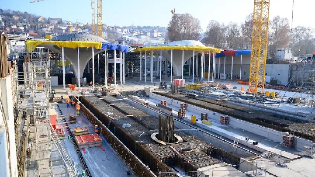 Die-Baustelle-des-zukuenftigen-Tiefbahnhofs-des-Bahnprojektes-Stuttgart-21