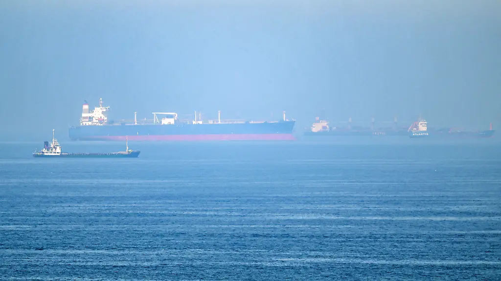 AFP__20260619__B7NC6D4__v2__HighRes__UaeIranUsIsraelWarCeasefireHormuzTransport