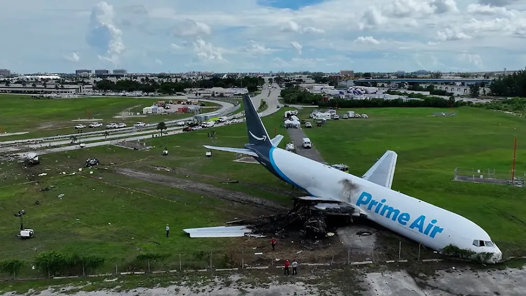 epi_1071902827_REUTERSFOTO_2026-09-09T035231Z 1063037636 RC2FFNABPL7X RTRMADP 3 USA-CRASH-PLANE-MIAMI.JPG_A drone view of skid