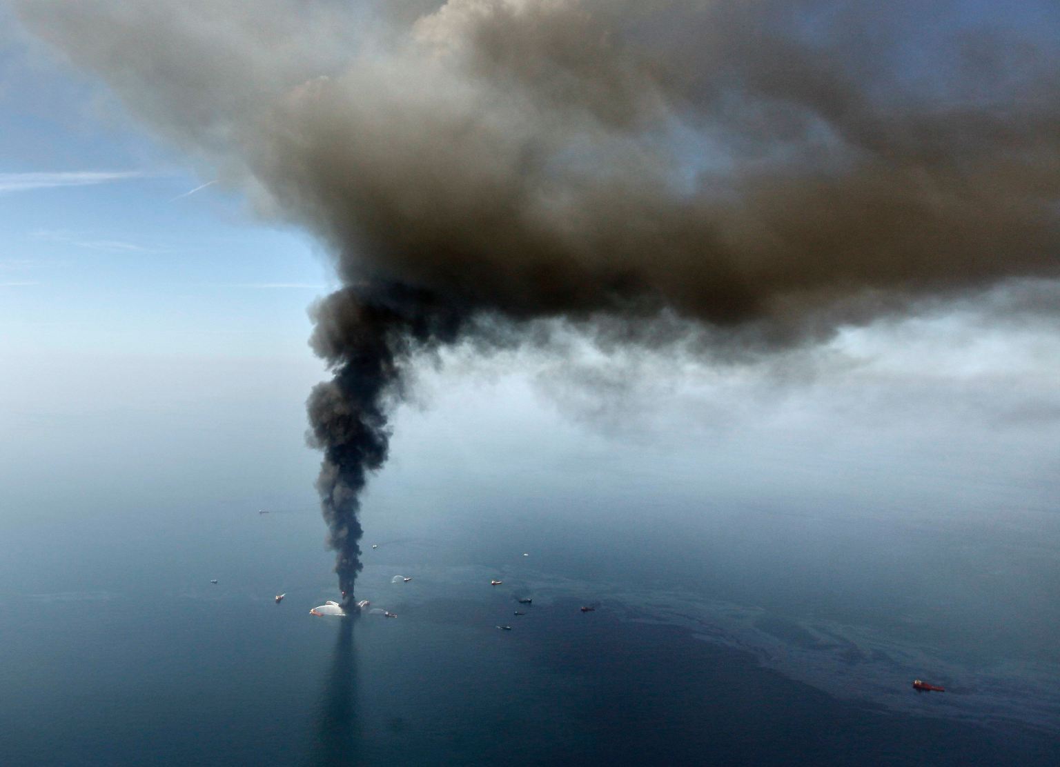Am 20. April 2010 explodiert die Bohrinsel "Deepwater Horizon", die rund 80 Kilometer vor der Küste des US-Bundesstaates Louisiana liegt.