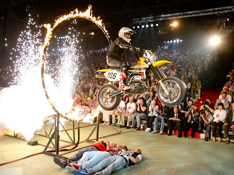 Und wir dachten, die Nummer mit dem Motorrad und dem Feuer ginge so.