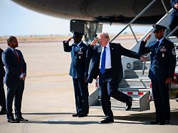 Komplikationen vor Abflug: Notrutsche an Trumps Air Force One muss überprüft werden