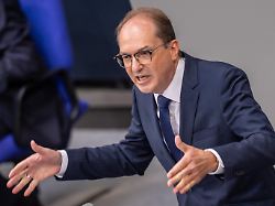 Innenminister verteidigt Etat: Dobrindt: Nicht im Krieg, aber täglich Ziel hybrider Angriffe