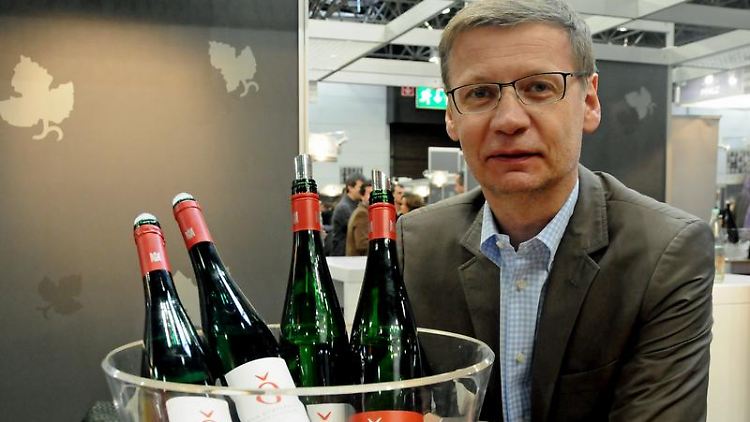 Er will alles mitkriegen: Der Winzer Jauch. 