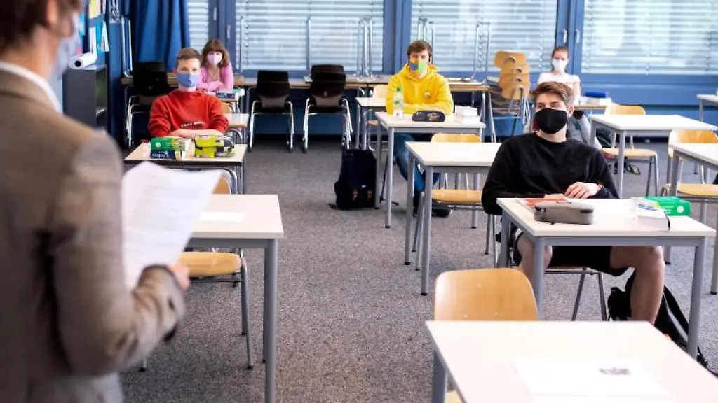Schueler-und-Schuelerinnen-der-12-Klasse-eines-Gymnasiums-nehmen-mit-Mundschutz-am-Unterricht-teil