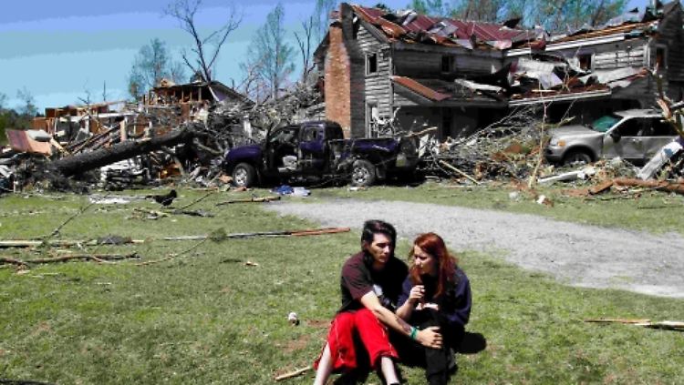 Sammeln nach dem Schock: zwei Teenager vor einem zerstörten Haus in Askewville im Bundesstaat North Carolina.
