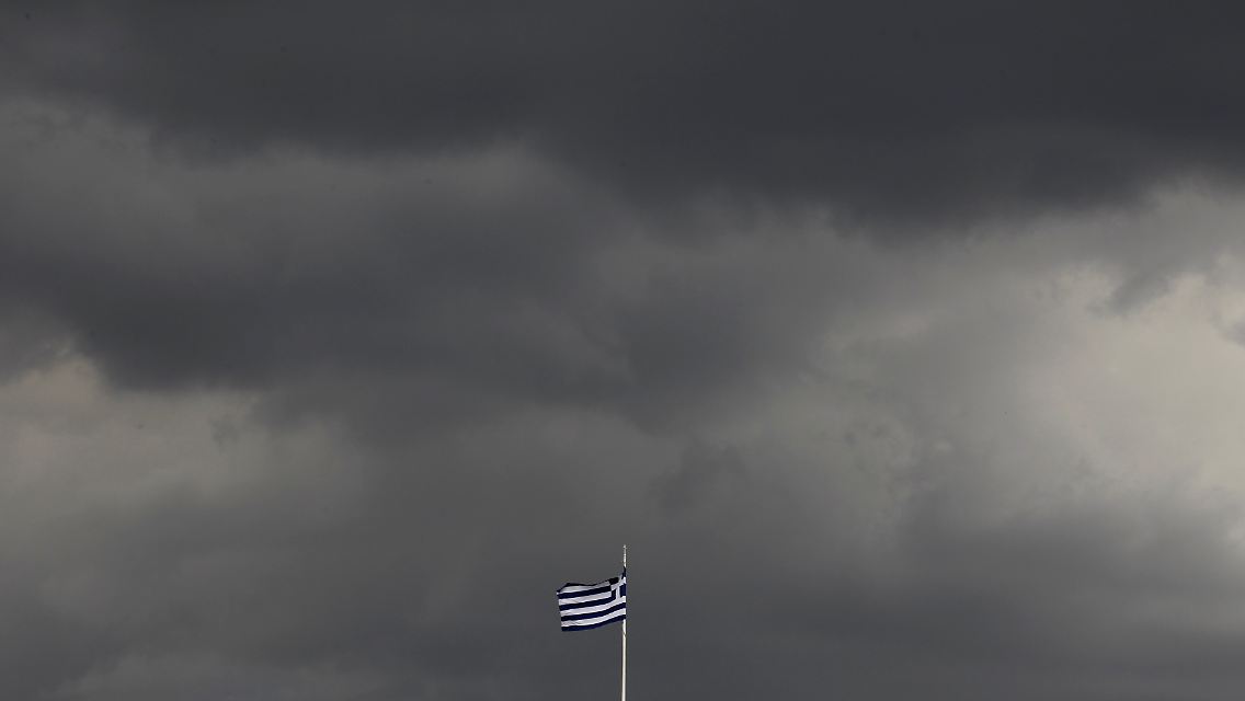 Dunkle Wolken über Athen.