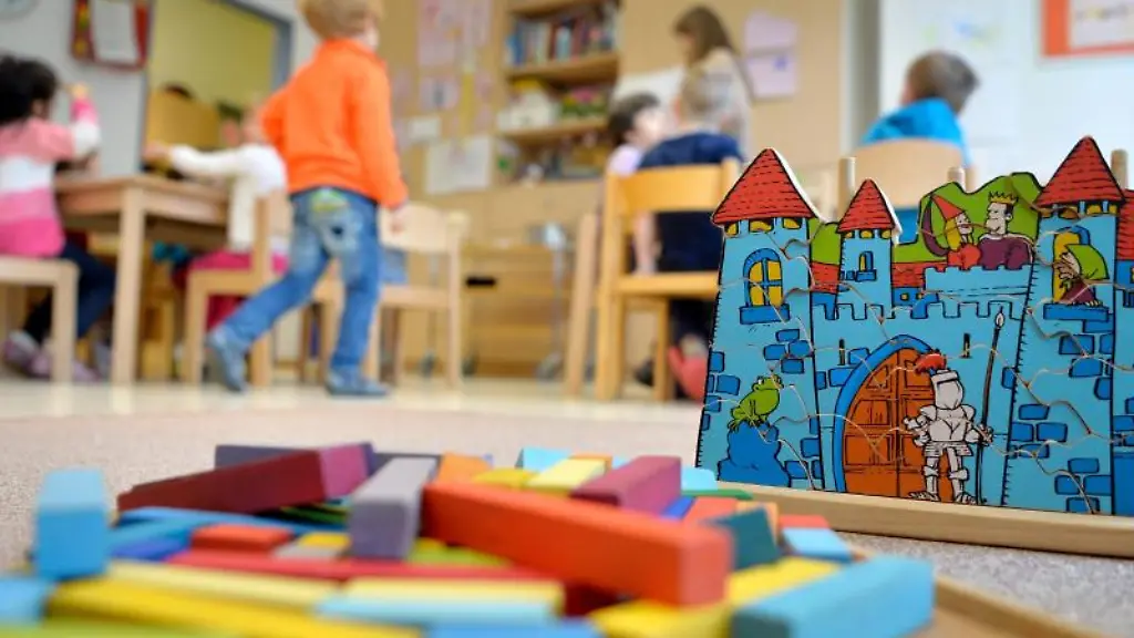 Spielzeug-liegt-in-einer-Kindertagesstaette-auf-dem-Boden