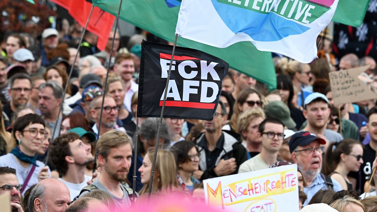 Nationwide protests: Tens of thousands demonstrate against right-wing ...