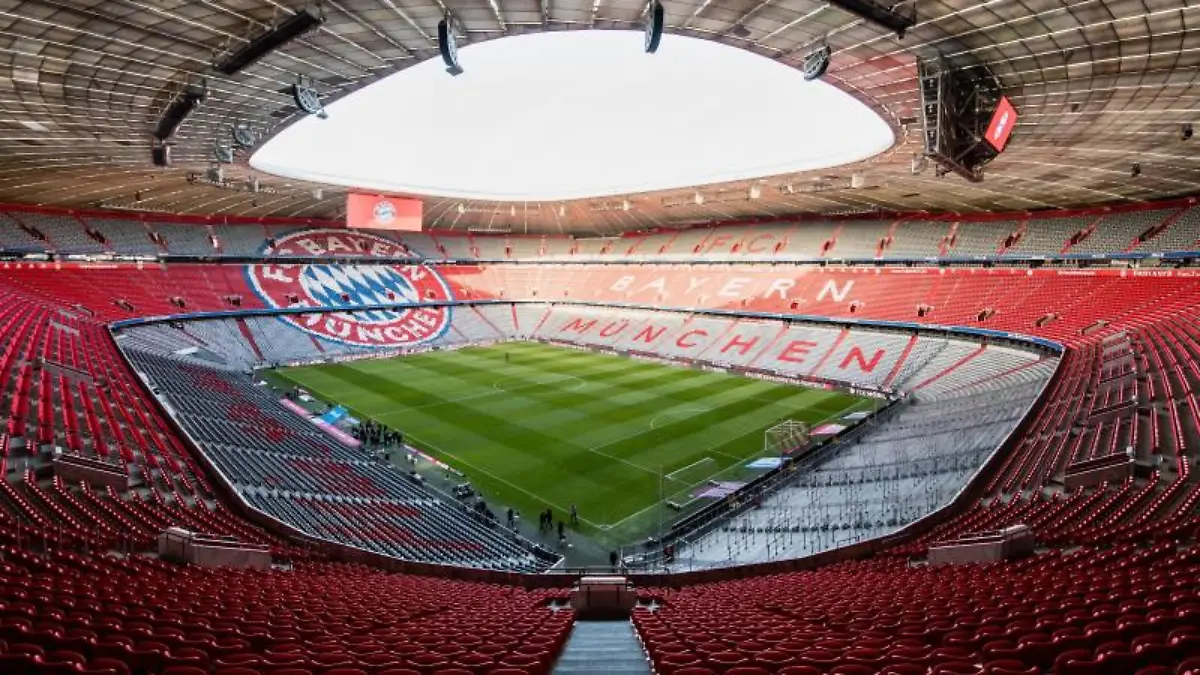 Tausende-leere-Plaetze-sind-vor-Spielbeginn-in-der-Allianz-Arena-zu-sehen