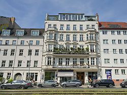Abgebrochene Flasche als Waffe: Antisemitischer Angriff auf Frau in Berlin löst Entsetzen aus