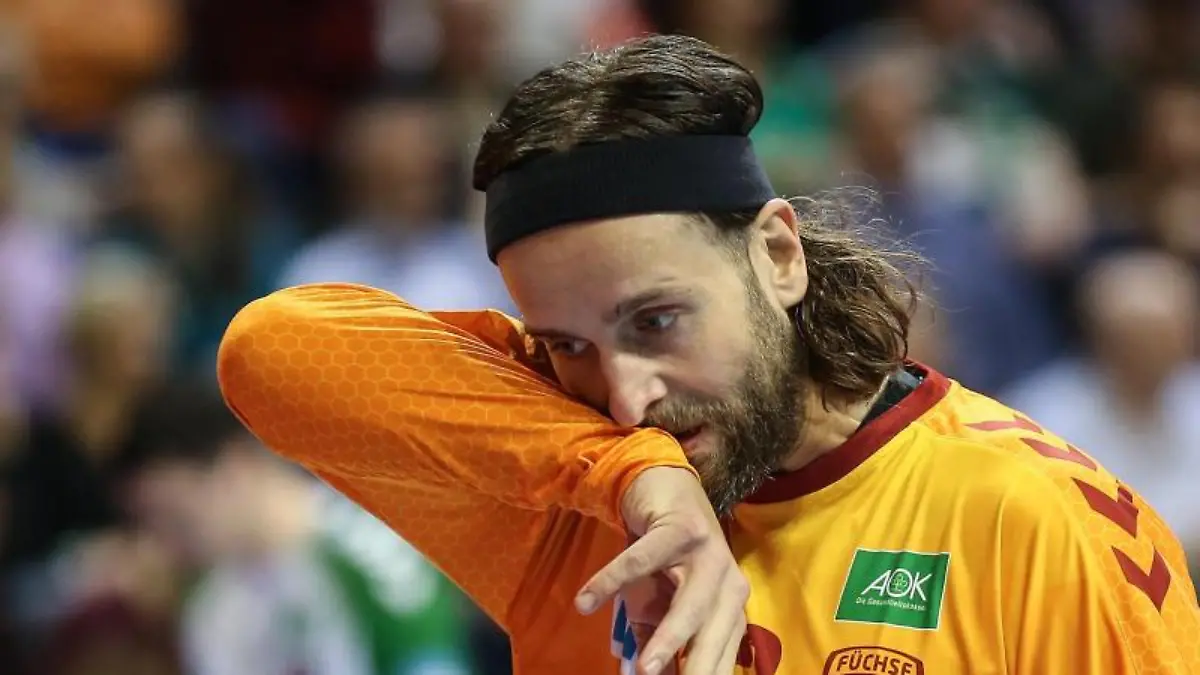 Berlins-Torhueter-Silvio-Heinevetter-bewegt-nachdenklich-den-Arm-an-den-Mund