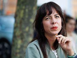 Interview mit Elif Eralp: "Wenn die Linke an die Regierung kommt, wird vergesellschaftet"