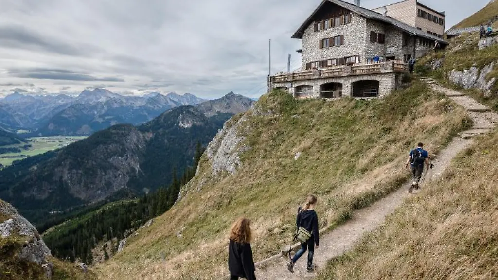 Wanderer-gehen-zu-einer-Huette