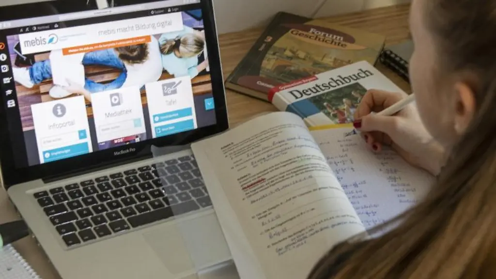 Eine-Schuelerin-lernt-zu-Hause-mit-einem-Laptop