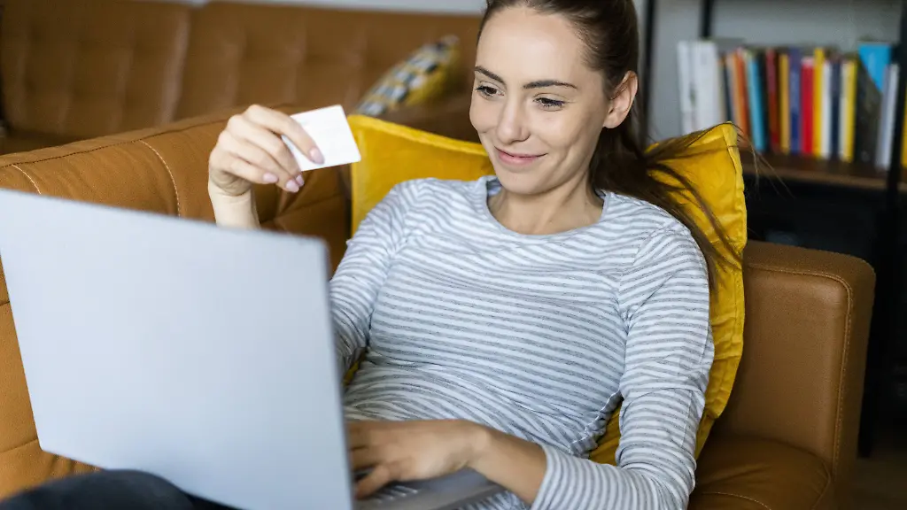 Junge Frau shoppt online