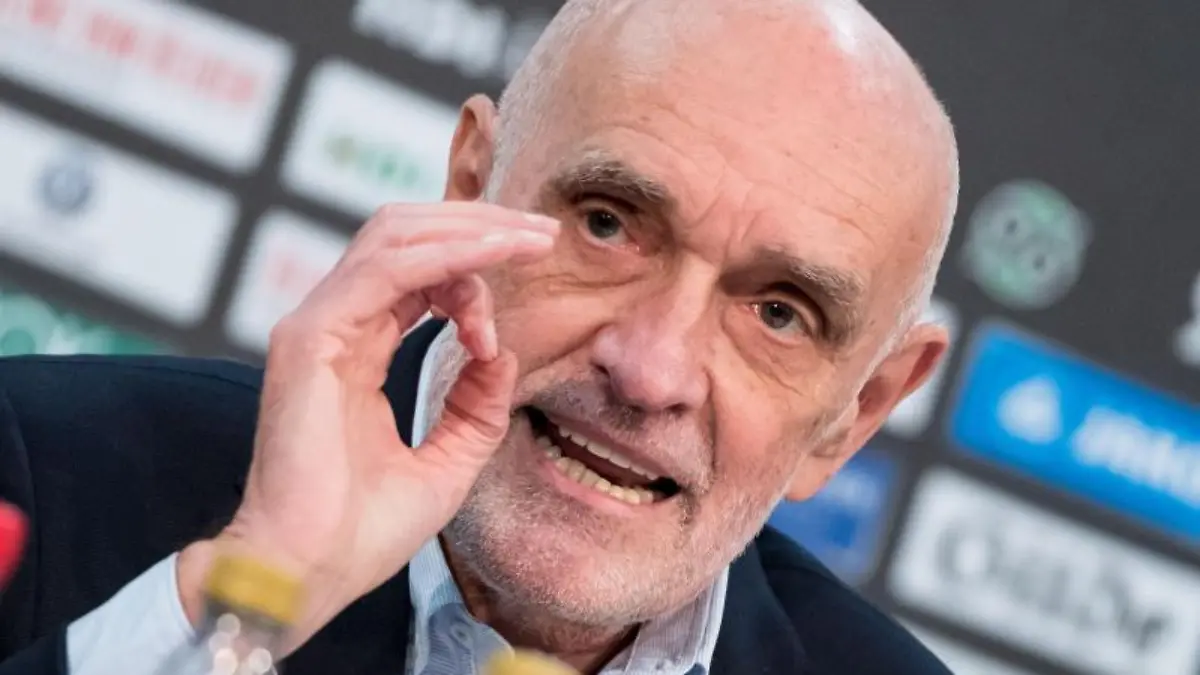 Martin-Kind-spricht-waehrend-einer-Pressekonferenz