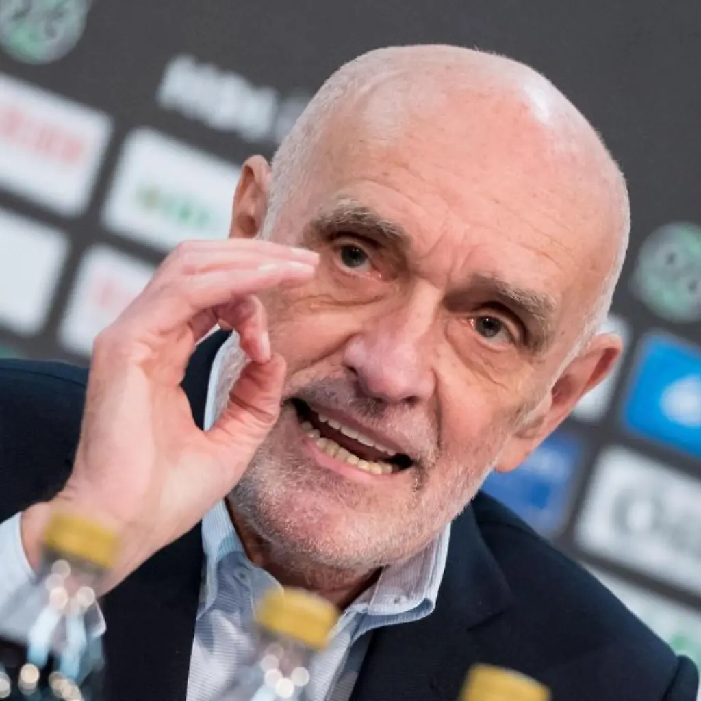 Martin-Kind-spricht-waehrend-einer-Pressekonferenz
