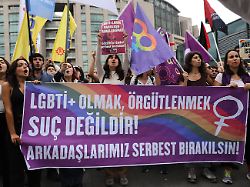 "Keiner von uns ist sicher": Festnahmen bei LGBTQ-Protest in Istanbul