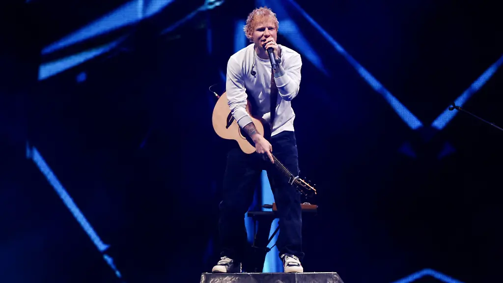 2025-12-13T043249Z_772313979_RC2GFIAWJ15U_RTRMADP_3_MUSIC-JINGLE-BALL