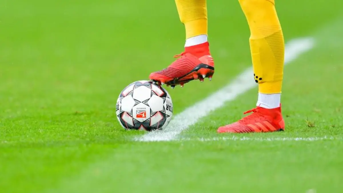 Ein-Spieler-kickt-einen-Fussball