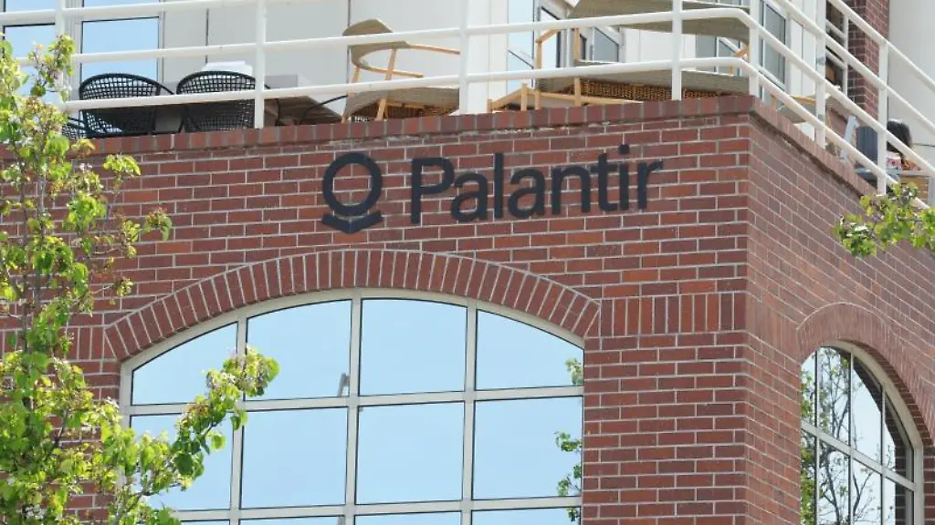 Das-Logo-der-Datenanalyse-Firma-Palantir-ist-an-einem-Haus-angebracht